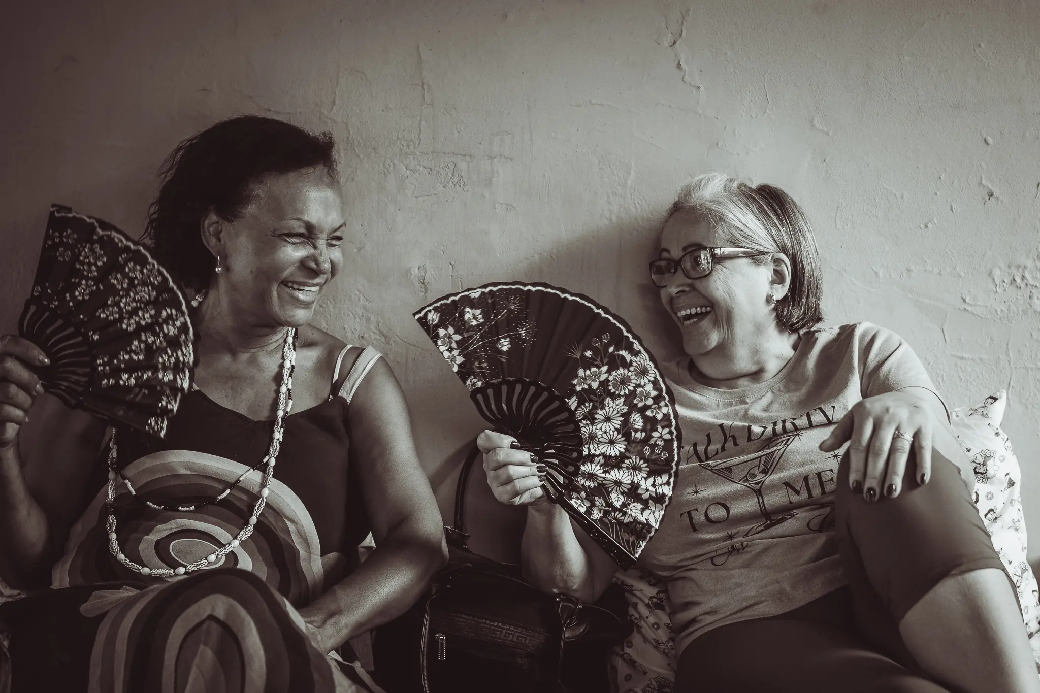 Duas mulheres sorrindo em um momento espontâneo