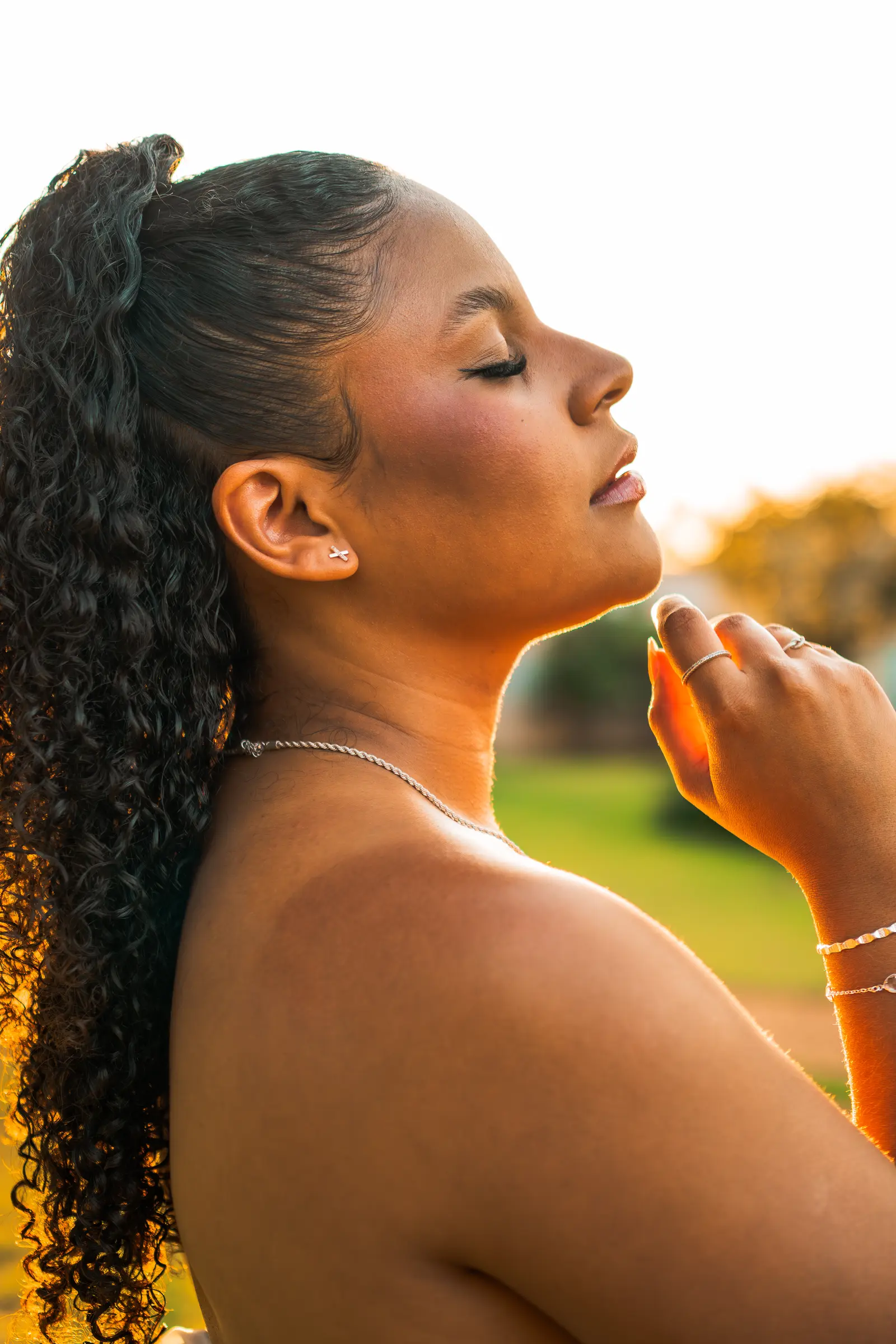 Retrato feminino de perfil em luz dourada