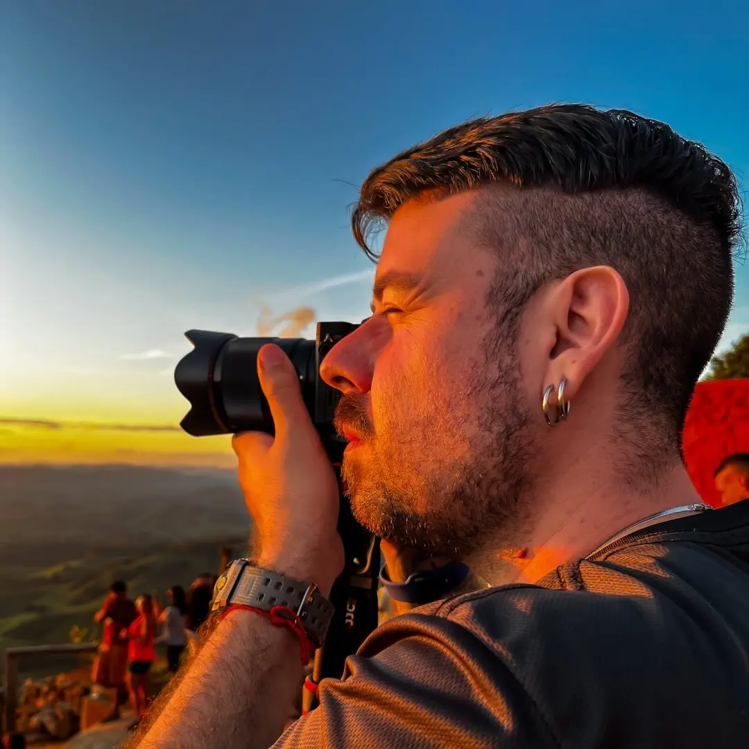 Tiago Horta fotografando durante o pôr do sol